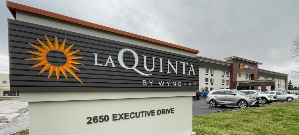 La Quinta Inn By Wyndham Indianapolis Airport Executive Dr Exterior photo